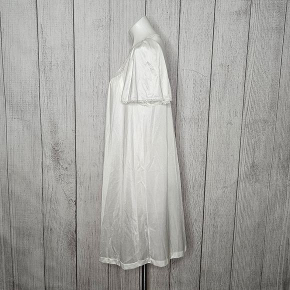 Vintage 70s Sears White Nylon Nightgown with Floral Embroidery, size Medium - Picture 6 of 9
